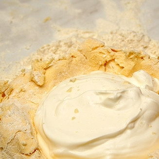 1. Этап. Пирог с сыром и мясом: Добавляем в смесь сметану.