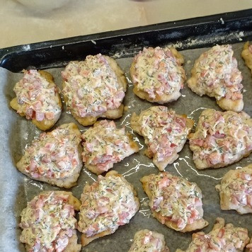 1. Этап. Куриные грудки под сырно-овощной шубкой: На каждый кусок выложить овощную шубку и посыпать оставшимся сыром.