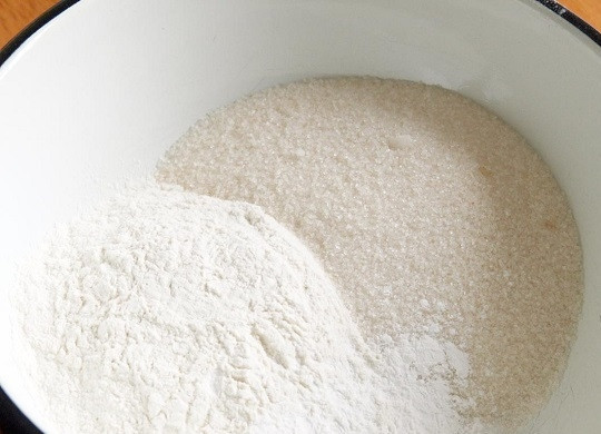 1. Этап. Кофейный кекс: 2. В глубокую мисочку просейте муку. Добавьте щепотку соли и разрыхлитель, всыпьте сахар.