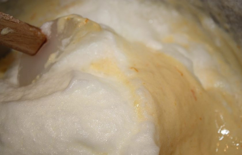 1. Этап. Апельсиновый бисквит: 9. Аккуратно переложите белки в тесто и снова перемешайте, но обязательно вручную.