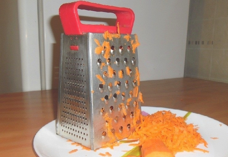 1. Этап. Салат сырный с чесноком и морковью: 1. Морковь использую сырую. Чищу ее и мою, затем измельчаю на крупной терке.