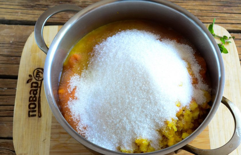 1. Этап. Абрикосовый джем с апельсином на зиму: Перемешайте получившееся пюре вместе с сахаром и сразу же ставьте на огонь.