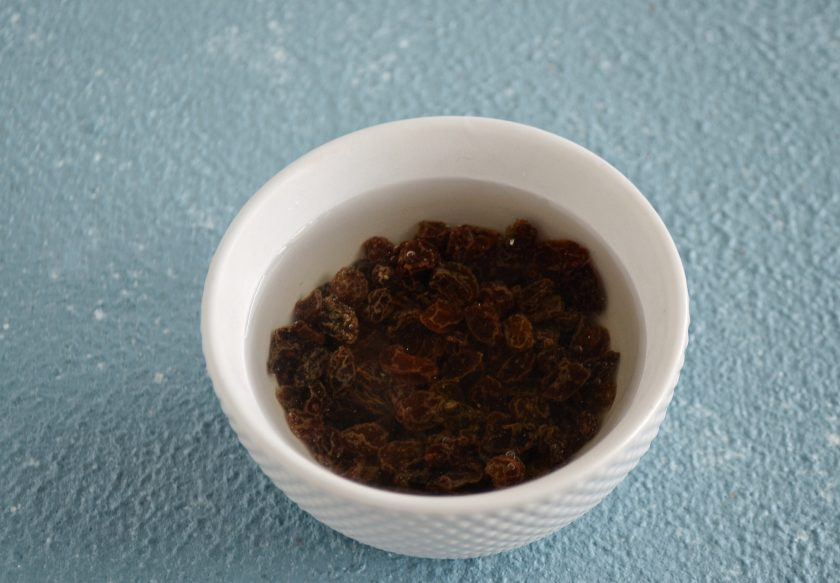 1. Этап. Рисовая каша с тыквой и изюмом: Изюм замочите в тёплой воде на 10 минут.