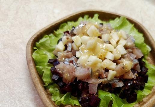 1. Этап. Салат Кутузов с индейкой: Слой селёдки и слой яблока. Полить заправкой.