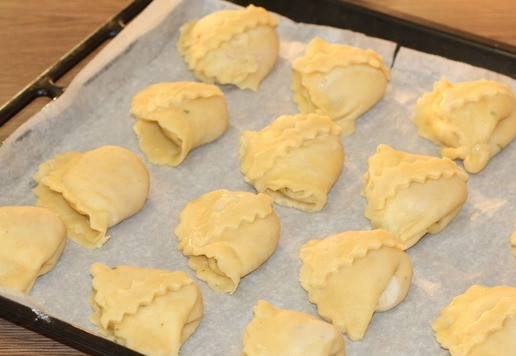 1. Этап. Вкусные ракушки с начинкой из индейки: 15. Выкладываем закусочное печенье на противень, застеленный пергаментом.