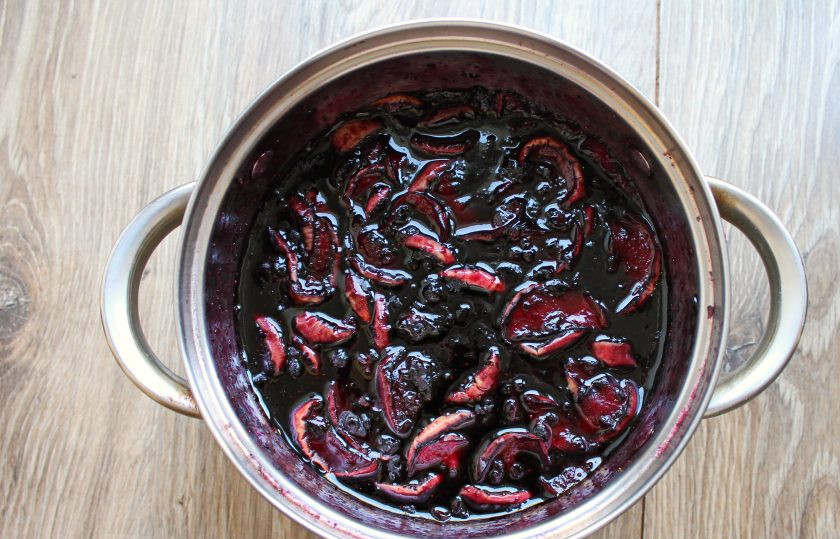 1. Этап. Варенье из черники и яблок: Варите варенье еще 30-40 минут, в зависимости от желаемой консистенции. Снимите с огня и дайте полностью остыть.