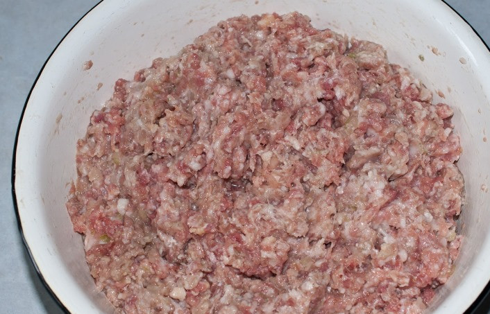 1. Этап. Фарш из говядины и свинины: Лук, мясо, сало пропускаем через мясорубку и хорошенько смешиваем.