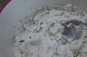 1. Этап. Закусочные бутерброды с тунцом: Творожный сыр смешайте с хреном и половиной укропа.