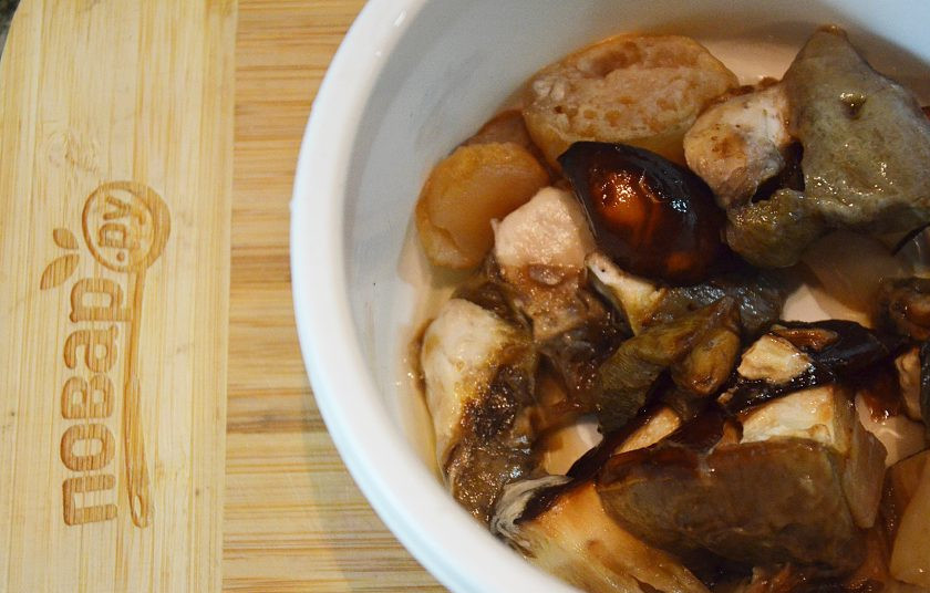 1. Этап. Суп грибной из белых грибов: Грибы помойте, нарежьте. Если грибы замороженные, разморозьте, если сушеные, замочите в горячей воде.