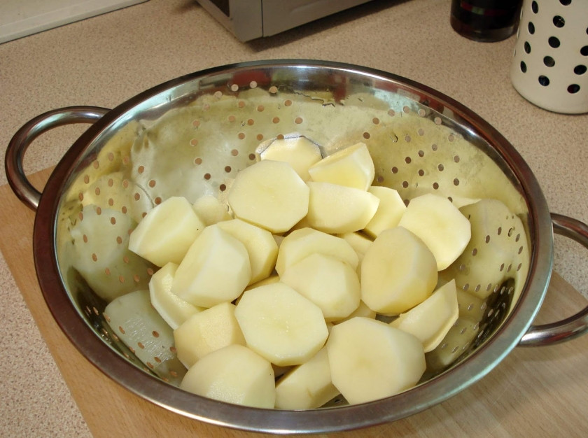 1. Этап. Мармитако: Теперь помойте и почистите картошку. Лучше использовать молодую - она быстрее готовится и более вкусная.