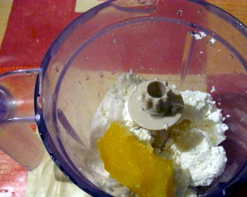 1. Этап. Блинный торт с медом: Затем докладываем творог и мед. Если мед жидкий, сметану лучше не класть. Иначе крем будет растекаться. Взбиваем в блендере творог с масляно-сметанным кремом и медом до однородной гладкой консистенции.