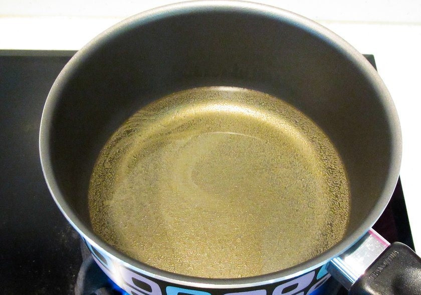 1. Этап. Банановые шарики во фритюре: 3. Разогрейте масло в сотейнике и добавьте к нему корицу и мускатный орех.