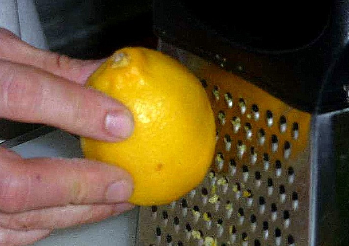 1. Этап. Курица в йогуртовом соусе: Цедру натереть на мелкой терке.