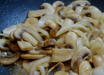 1. Этап. Волованы с начинкой: 2. Пока выпекается наша основа подготовьте начинку. У меня была отварная грудка и грибы. Грибы я обжарила на растительном масле с луком.