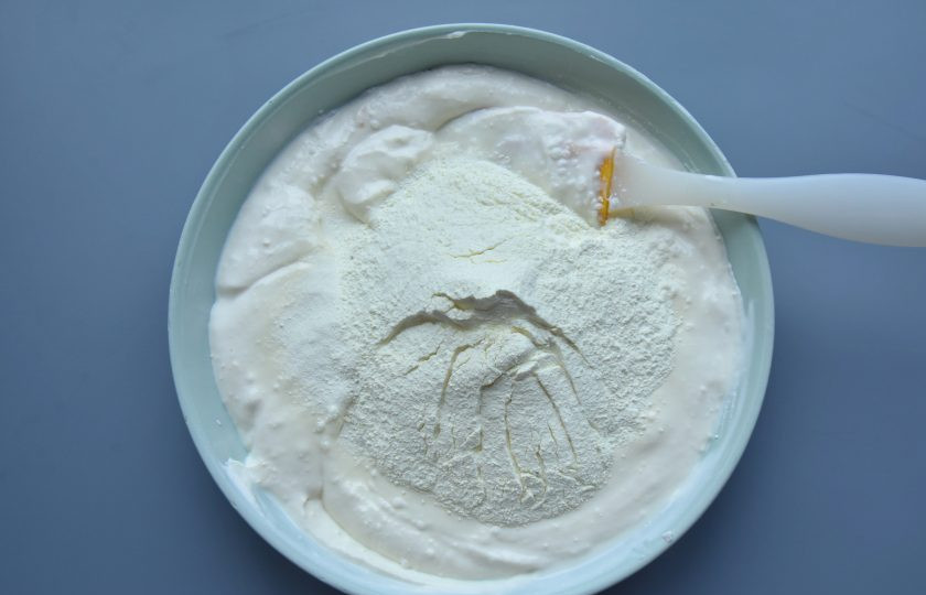 1. Этап. Протеиновые кексы: Соедините разрыхлитель, рисовую муку и протеин. Просейте сухую смесь в творожную основу для теста. Перемешайте сухие и жидкие составляющие теста.