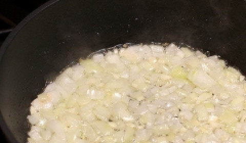 1. Этап. Каннеллони с курицей и грибами: 2. Обжариваем лук и чеснок на растительном масле, как обычно. Можно использовать оливковое масло.