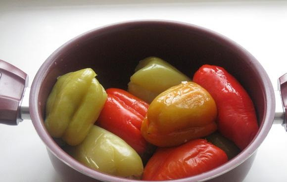 1. Этап. Фаршированный перец в сметанном соусе: 3. Свежий болгарский перец вымыть, просушить и очистить от семян и хвостиков. Если используется консервированный (как в данном варианте), тогда просто слить рассол. Начинить перцы приготовленным фаршем и выложить в кастрюльку или сотейник.