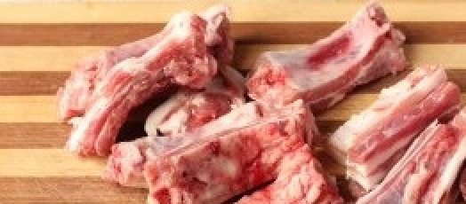 1. Этап. Рассольник из свинины: Свиные рёбра моем, нарезаем между рёберными костями на кусочки.