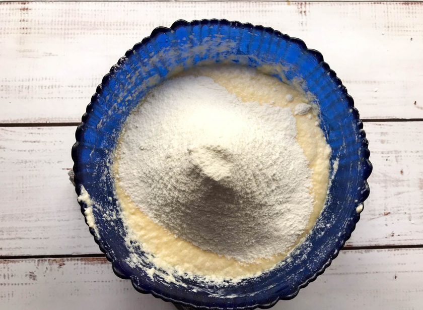 1. Этап. Кексы с красной смородиной: Всыпьте просеянную муку с разрыхлителем и аккуратно перемешайте.