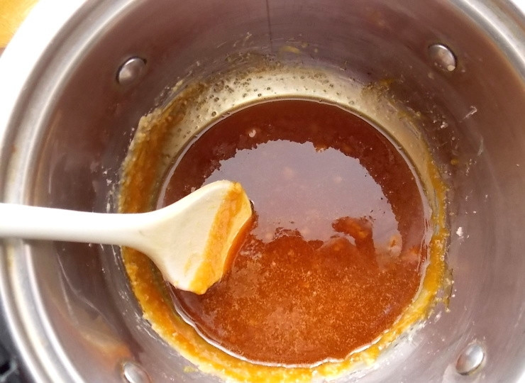 1. Этап. Кофейный экстракт (2 варианта): Принцип в обоих вариантах один и тот же. Сначала всыпьте сахар в посуду с толстым дном и варите на медленном огне до золотистой карамели.