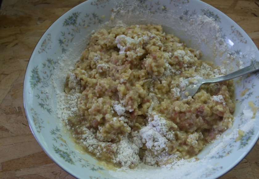1. Этап. Драники в горшочках с мясом: Вводим муку. Замешиваем тесто. Муки нужно около 0,5 стакана. Больше муки указала, ибо не знаю на сколько ваш картофель водянист.