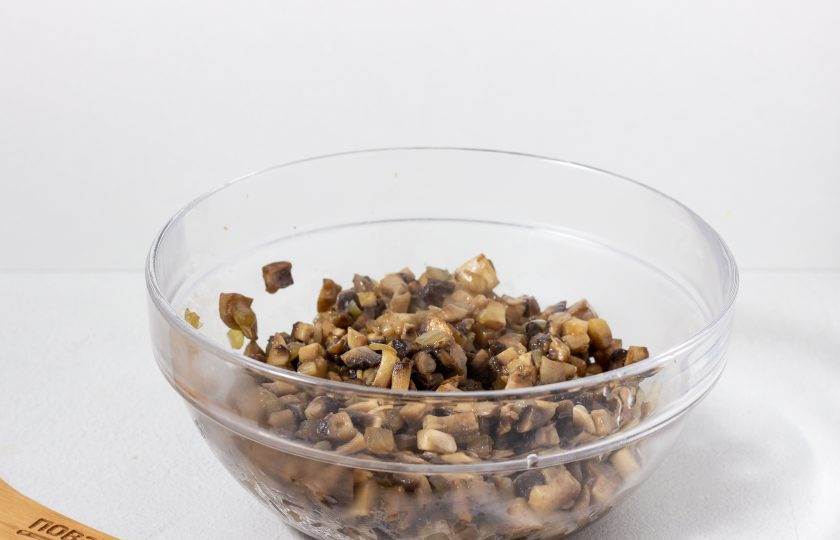 1. Этап. Торт из лаваша с грибами: В растительном масле обжарьте нарезанный лук и измельченные грибы. Посолите по вкусу.