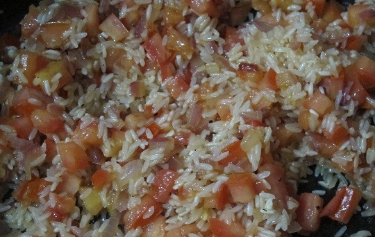 1. Этап. Кальмары с рисом: 5. Отваренный рис остудите немного и выложите в мисочку. Перемешайте все аккуратно. По вкусу можно добавить специи, зелень, горошек.