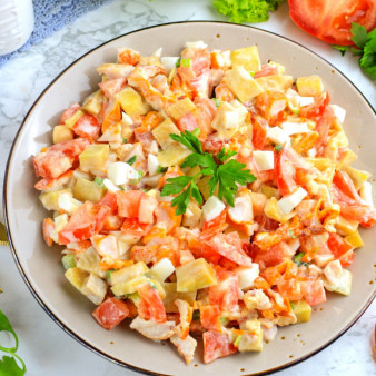 Салат с копченой курицей и манго