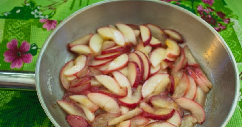 1. Этап. Шоколадный манник с карамельными яблоками: 4. Сковороду ставлю на огонь, кладу сливочное масло, добавляю сахар и разогреваю, затем выкладываю яблоки и перемешиваю, чтобы каждый кусочек был окутан карамелью, готовлю на среднем огне пару минут.