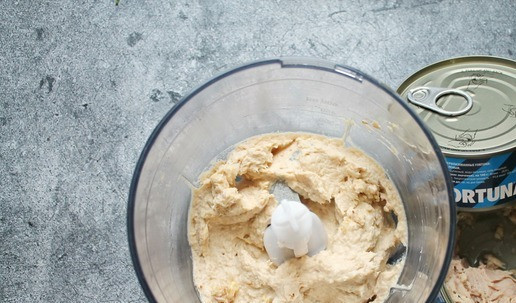 1. Этап. Закуска Малышки с тунцом: В чашу блендера положите порезанное яйцо, обжаренный лук, майонез и консервированный тунец ТМ 