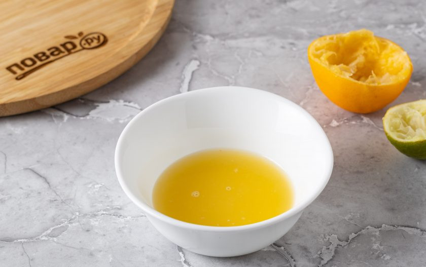 1. Этап. Холодный чай с лаймом и лимоном: Из половины лайма и лимона выжмите сок.