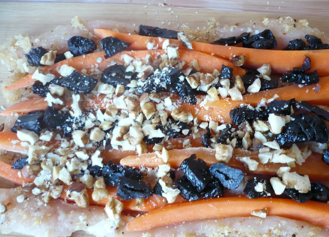 1. Stage. Chicken roll New Year's Eve fireworks: Put chopped prunes and sprinkle chopped walnuts between the slices of carrots. Put strips of chicken on top again, then the stuffing, and again the meat and so on until all the ingredients are done. The last layer is chicken.