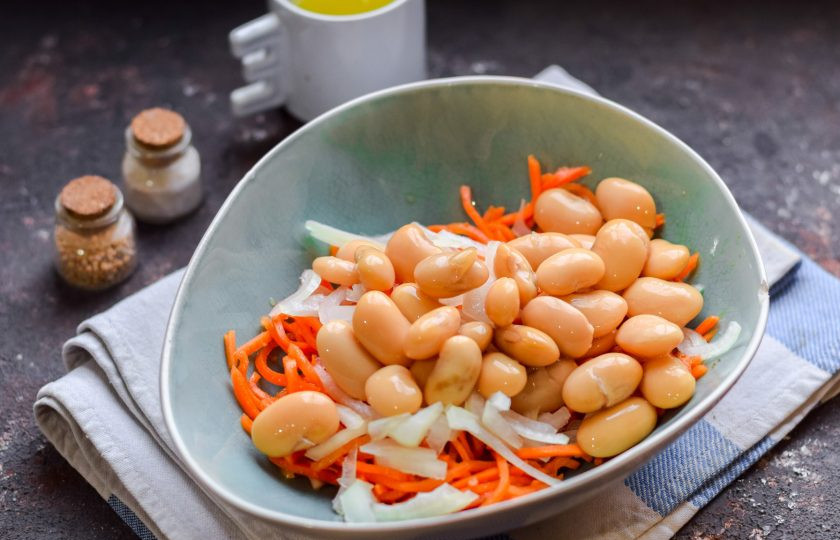 1. Этап. Постный салат с фасолью и корейской морковью: Переложите в салат консервированную фасоль.