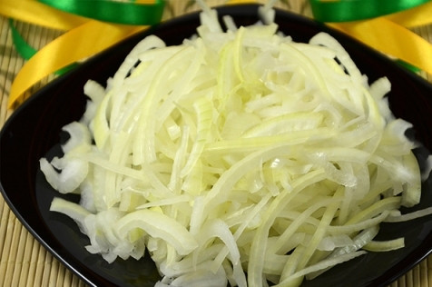 1. Этап. Свинина с овощами под соусом Бешамель: Репчатый лук чистим от шелухи и нарезаем тонкими полукольцами. И приготовим соус 