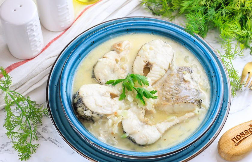 1. Этап. Сливочная щука: Выложите сливочную щуку в глубокую тарелку, блюдо и полейте приготовленным соусом. Подайте к столу горячей.