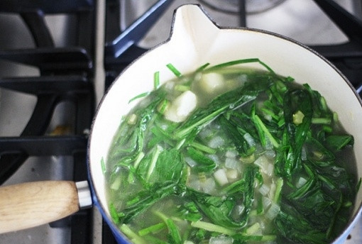 1. Этап. Суп из черемши: 3. В кастрюлю наливаем растительное масло, кладем сливочное и плавим его. На полученной смеси масел обжариваем оба вида лука до мягкости. Куриный бульон разогреваем и переливаем в кастрюлю, добавляем лавровый лист и картофель, ждем до закипания. Когда почувствовали, что картофель готов, солим и перчим, добавляем черемшу, вливаем вино и кладем сметану. Как только суп закипел, убираем его с огня.