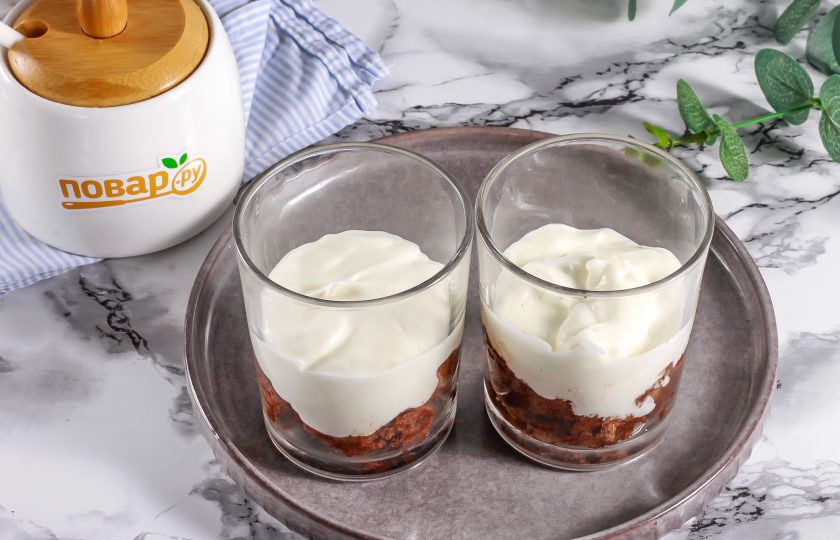 1. Этап. Десерт Панчо в стакане: Вторым слоем выложите приготовленный крем. Его понадобится 2-3 ст.л.