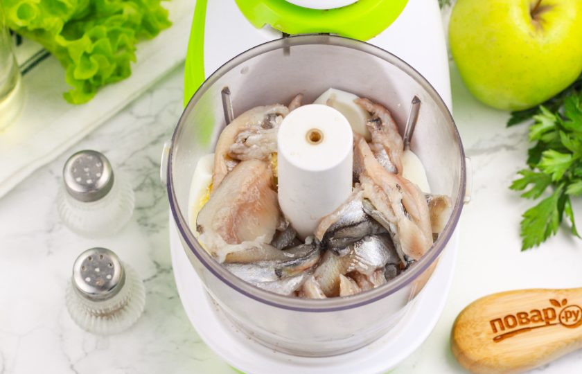 1. Этап. Форшмак из мойвы: Слабосоленую мойву очистите от головы, хребта, внутренностей и плавников. Мякоть промойте и выложите в емкость. Если мойва не жирная, то добавьте 30 грамм сливочного масла.