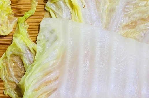 1. Этап. Голубцы с пекинской капустой: Толстым краем накрыть фарш