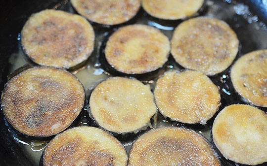 1. Этап. Башенки из баклажан с орехами: Обжарьте на масле.