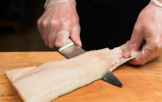 1. Этап. Рыба по-польски с яйцом: 1. Важный и самый длительный процесс — подготовка рыбки. Аккуратно отделите филе, проверьте, чтобы не попались косточки. Вымойте и обсушите его.