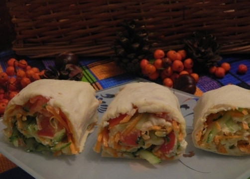 1. Этап. Овощной рулет из лаваша с адыгейским сыром: Пропитанный соками овощей рулет из лаваша с адыгейским сыром нарезаем и подаем к столу.