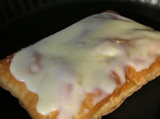 1. Этап. Слоеный торт со сгущенкой: 7. Коржи остудите и перемажьте кремом.