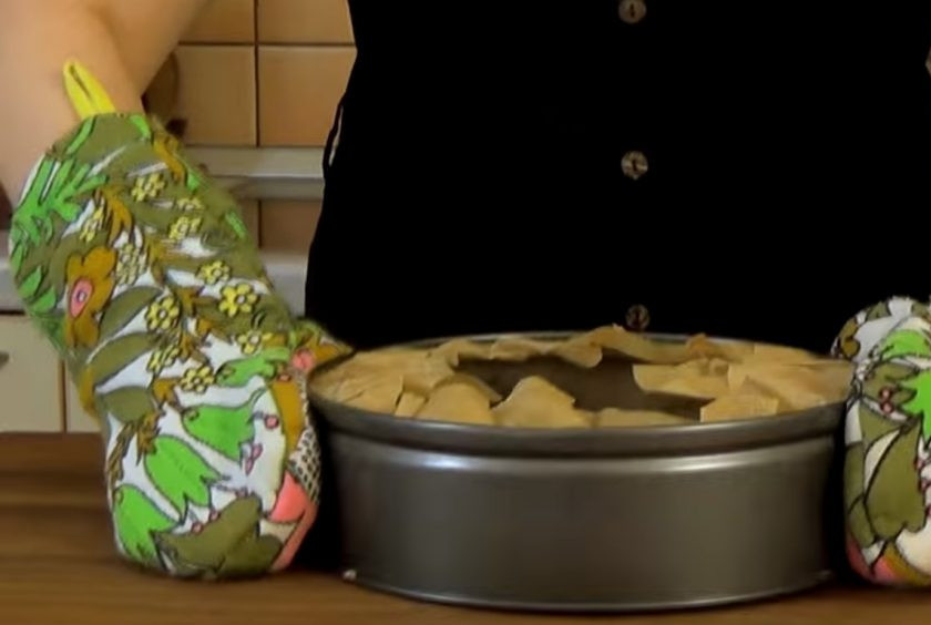 1. Этап. Брошенный бисквит: 5. Выпекайте в разогретой до 170 градусов духовке 40 минут. Бисквит будет готов, если по центру и по краям у бисквита будет одинаково упругая консистенция. Готовый бисквит переверните вверх дном, поднимите форму примерно на 50 см над столом и бросьте.