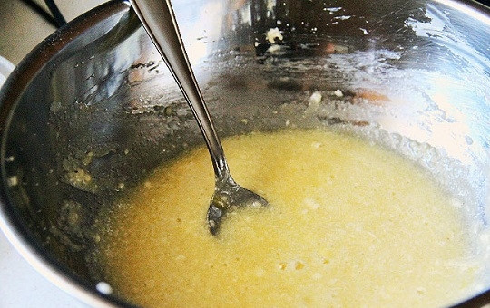 1. Этап. Воздушные кексы: 1. Соедините в небольшой мисочке яйца и сливочное масло. Взбейте венчиком или ложкой немного. Если под рукой есть фруктовое пюре, то добавьте и его, будет очень вкусно. После тонкой струйкой влейте молоко.