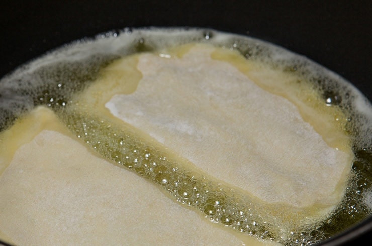 1. Этап. Заварное тесто для чебуреков с водкой: 10. Жарьте в большом количестве растительного масла.