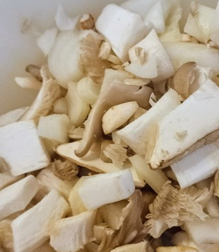 1. Этап. Грибная шаурма со свежими огурцами: Разогреть духовку до 240С. Выложить дно ёмкости для запекания пергаментной бумагой или фольгой. В ёмкость выложить грибы и лук, желательно в один слой.