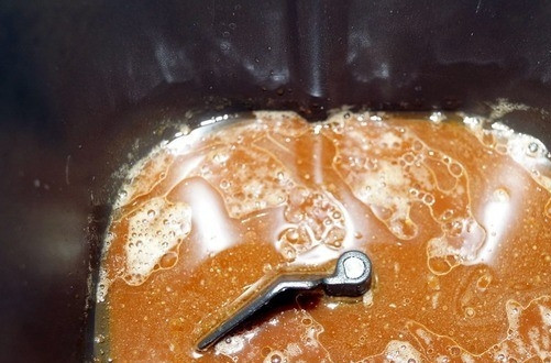 1. Этап. Домашний хлеб с сухофруктами: В чашу хлебопечки влейте водичку с дрожжами, растительное масло без запаха. Туда же влейте бренди, которое не впитали сухофрукты.