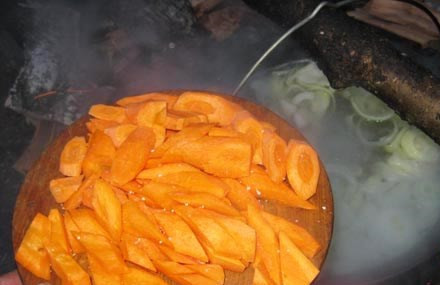 1. Этап. Шурпа из лосятины: После закипания воды уберите всю пену с казана и добавьте в него лук с морковкой.