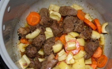 1. Этап. Шурпа из баранины в мультиварке: Затем добавляем нарезанный на небольшие кусочки болгарский перец, уменьшаем температуру до 140 градусов и продолжаем жарку.